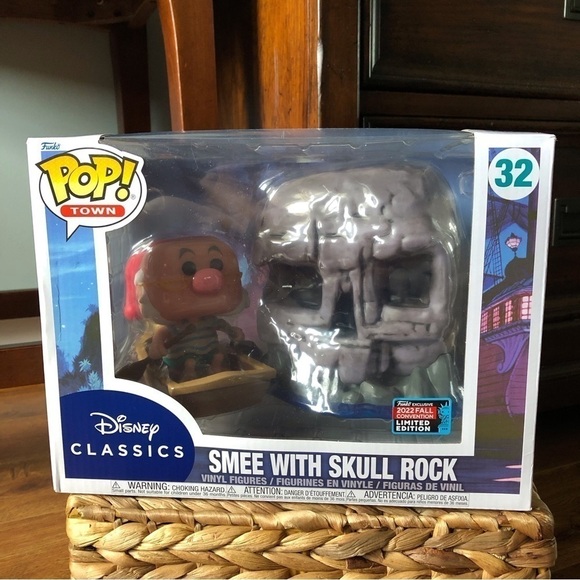 Funko Pop Town: Disney Classics: Smee with Skull Rock #32 Limited Edition - Picture 1 of 5